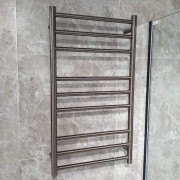 CODE FLOW ROUND - HEATED TOWEL RAIL 240V/74W - 900HX500W - GUNMETAL